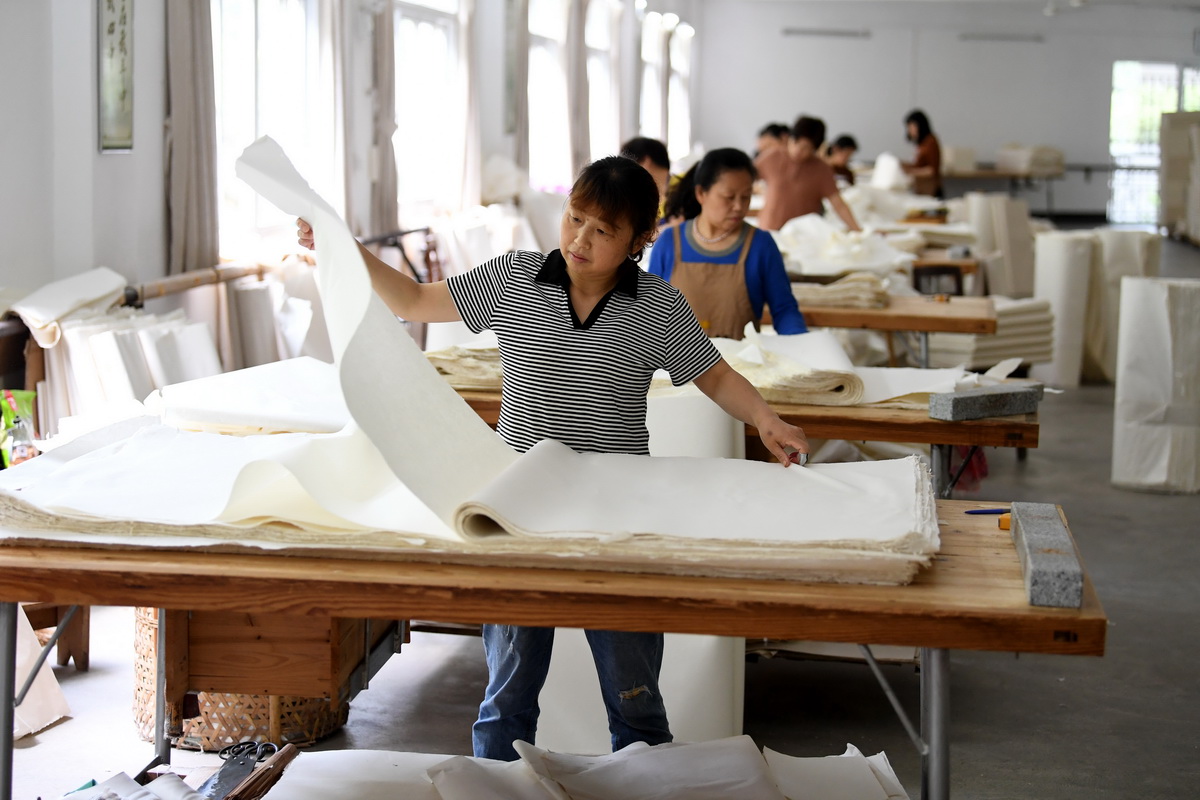 5月11日，安徽省泾县宣纸厂工人在进行检纸作业。