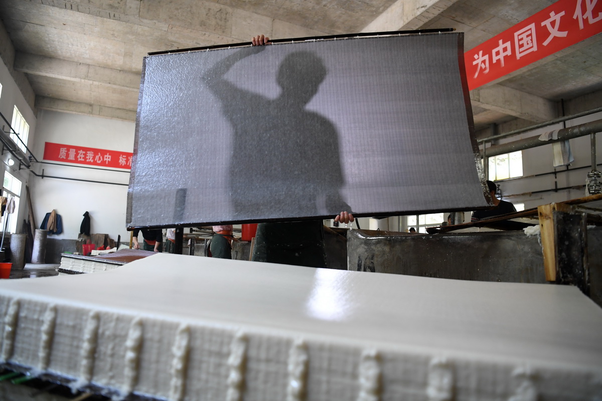 5月11日，安徽省泾县宣纸厂工人在进行捞纸作业。